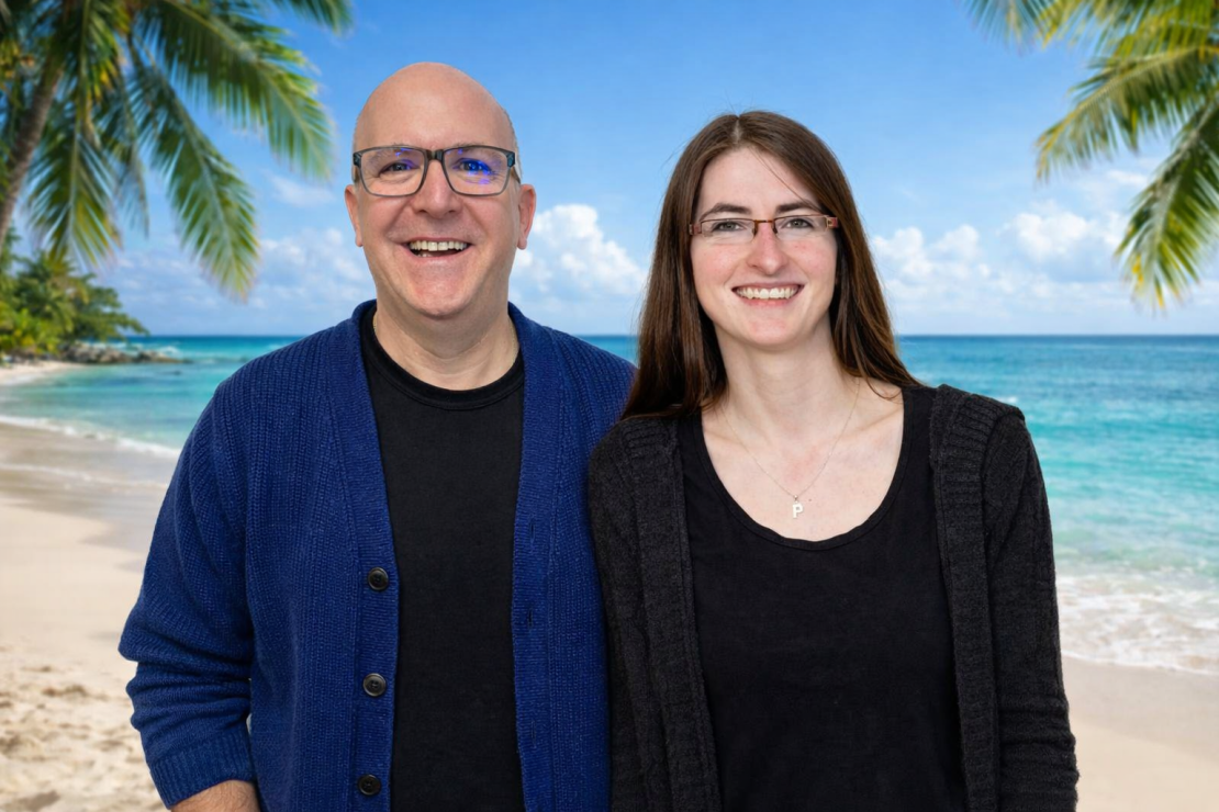 Das B&uuml;ro Team, im Hintergrund ein tropischer Strand